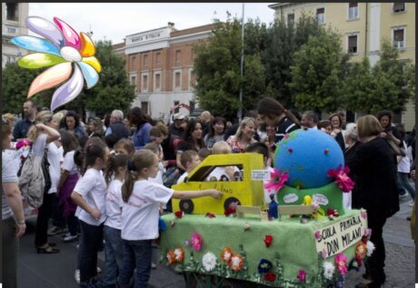 Gruppo maggiaiolo del Cantamaggio Ternano che canta per le vie del quartiere