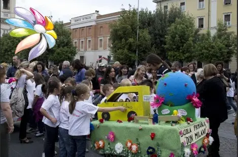 Sfilata dei mini carri di maggio con i bambini