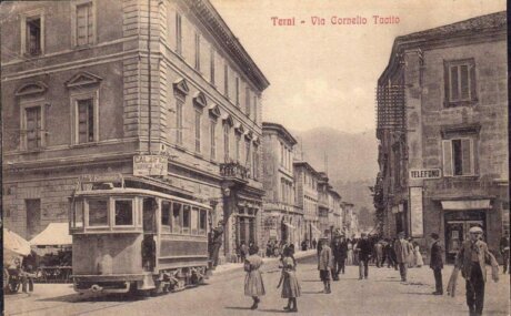 Gruppo maggiaiolo del Cantamaggio Ternano che canta per le vie del quartiere